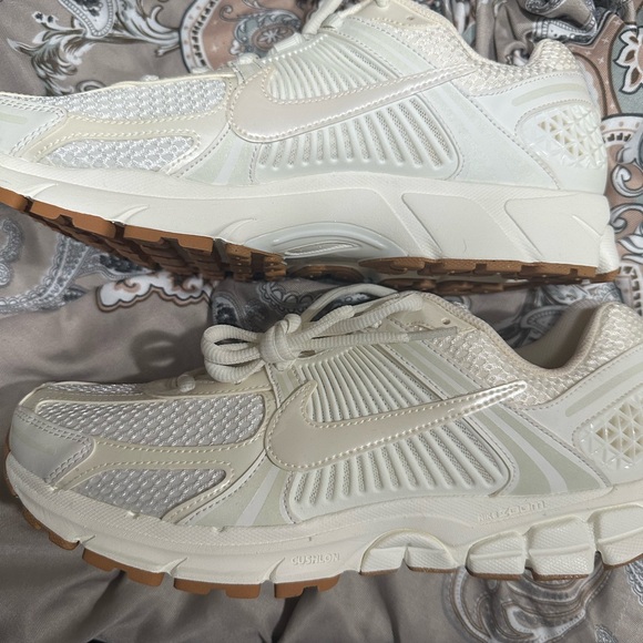 Nike Zoom Vomero 5 Unisex sneaker 
Size W 13 / M 11.5
No box  10/10 condition - Picture 3 of 6